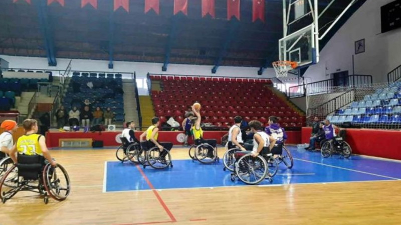 Lise öğrencileri tekerlekli sandalye ile basket oynadı 