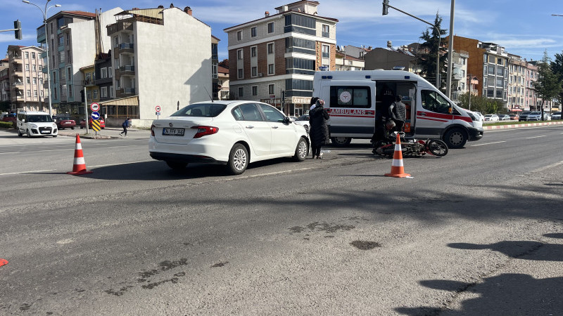 Otomobil ile motosiklet çarpıştı 