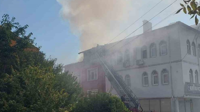 Kütahya’da 3 katlı binanın çatısında yangın
