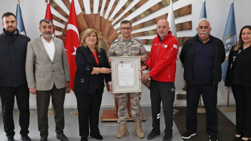 Kızılay’dan Tuğgeneral Mustafa Baş’a Kurumsal Gümüş Madalya