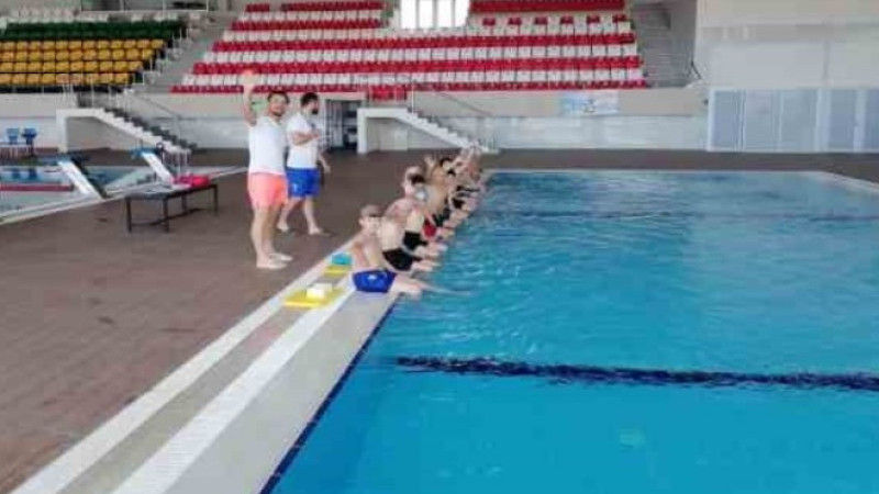 Aslanapa'da 60 ortaokul öğrencisi yüzme öğreniyor