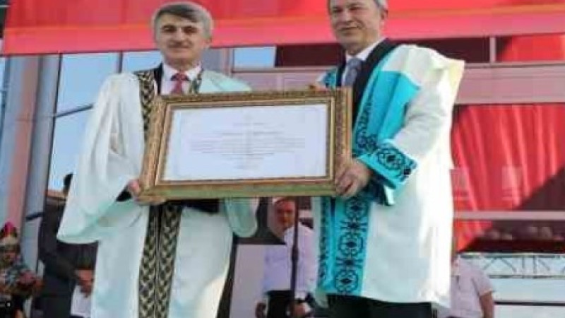 Hulusi Akar’a Kütahya Dumlupınar Üniversitesi (DPÜ) tarafından fahri doktora unvanı verildi