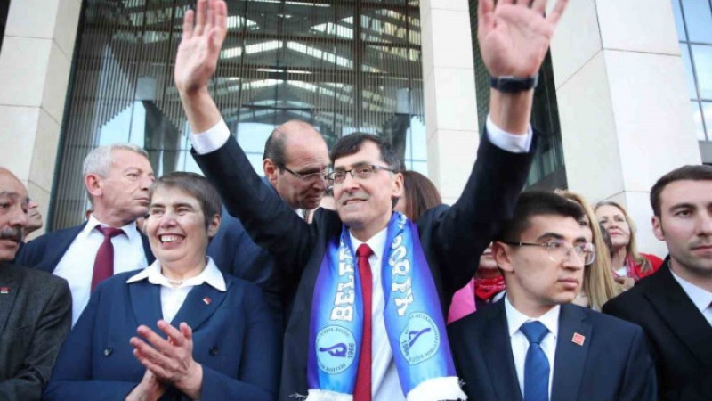 Kütahya’nın yeni Belediye Başkanı Eyüp Kahveci mazbatasını aldı, görevine başladı