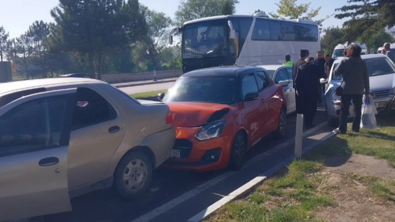  9 aracın karıştığı zincirleme trafik kazası: 1 yaralı