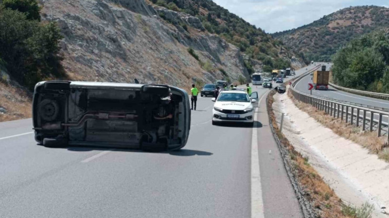 Kütahya’da iki otomobilin takla attığı kazada 6 kişi yaralandı