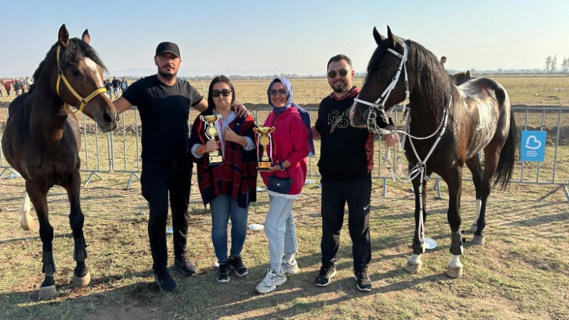 İkibey At Çiftliği, Balıkesir At Yarışlarında Çifte Zafer Yaşadı!