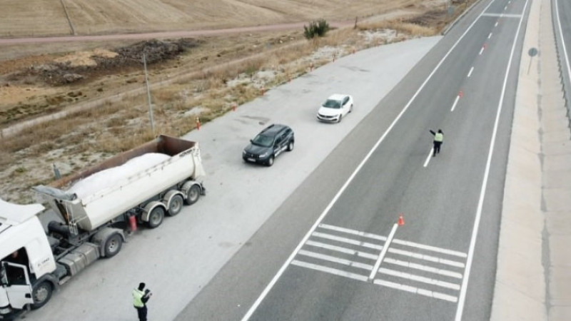 Kütahya Jandarma Trafik Timleri, yük ve yolcu taşıyan araçları denetlendi