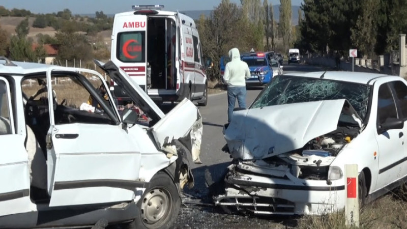 İki otomobil kafa kafaya çarpıştı