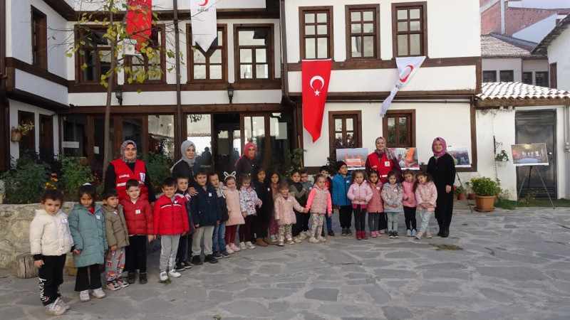  Tavşanlı'da Kızılay Haftası nedeniyle öğrencilerden yoğun ilgi