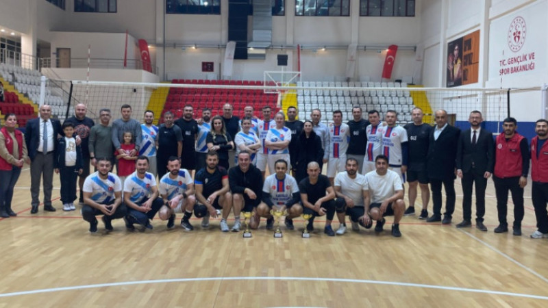 Tavşanlı'da Cumhuriyet Coşkusu Voleybol Sahasında Yaşandı