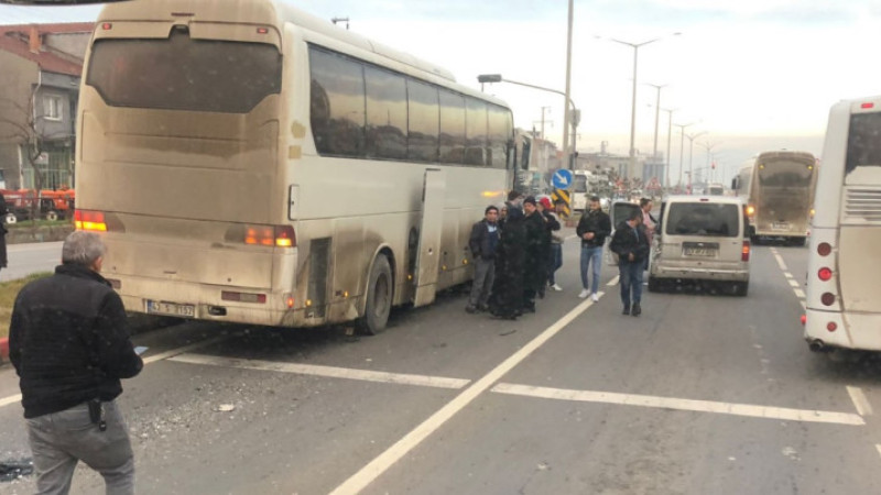 İşçi servisi ile hafif ticari araç çarpıştı 1 yaralı