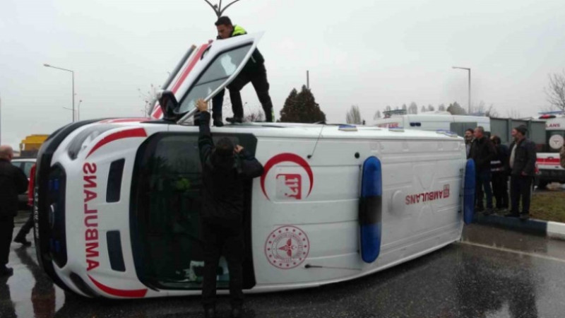 Kütahya’da ambulansla otomobil çarpıştı: 1 kişi yaralandı