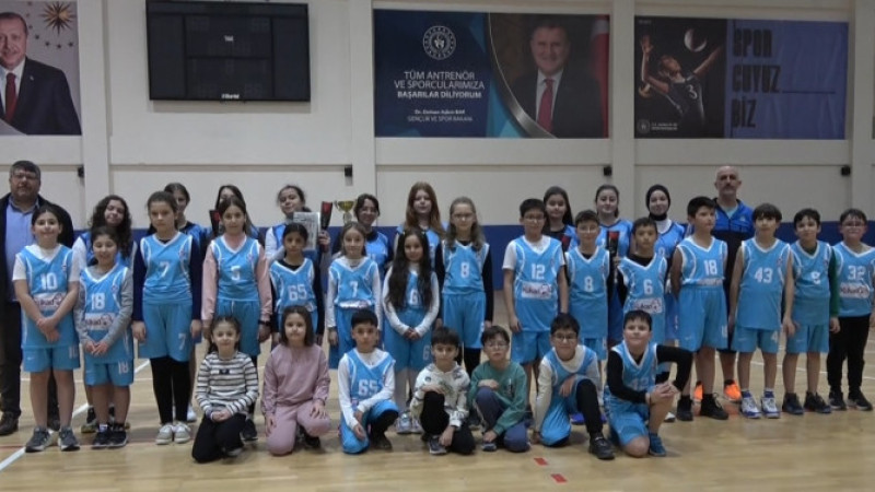 Tavşanlı Çınar Spor Kulübü Kız Basketbol takımı kupa töreni düzenledi