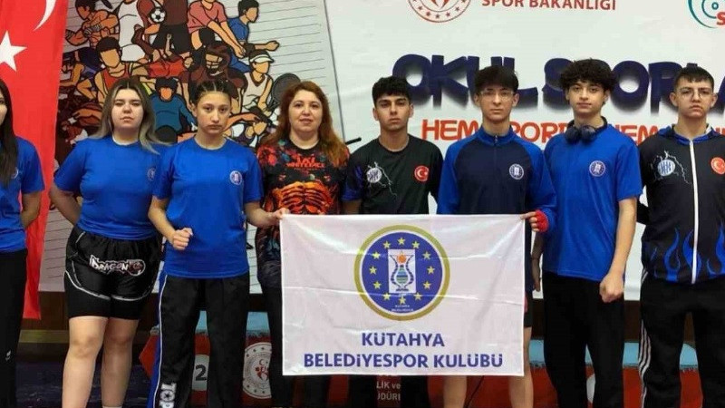  Kick Boks Şampiyonası’ndan madalyalarla döndü