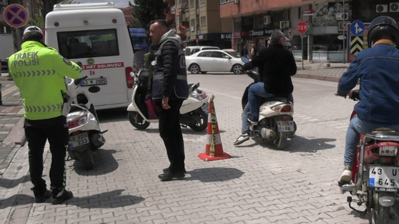 Tavşanlı’da ehliyetsiz ve kasksız sürücülere geçit verilmiyor 