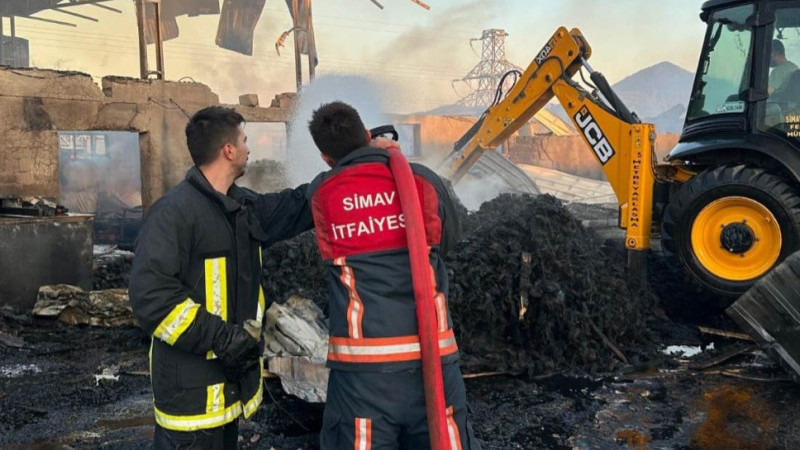 Simav ‘da fabrika kül oldu