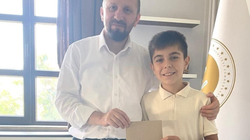 Simav ilçe müftüsü milli sporcuyu ödüllendirdi