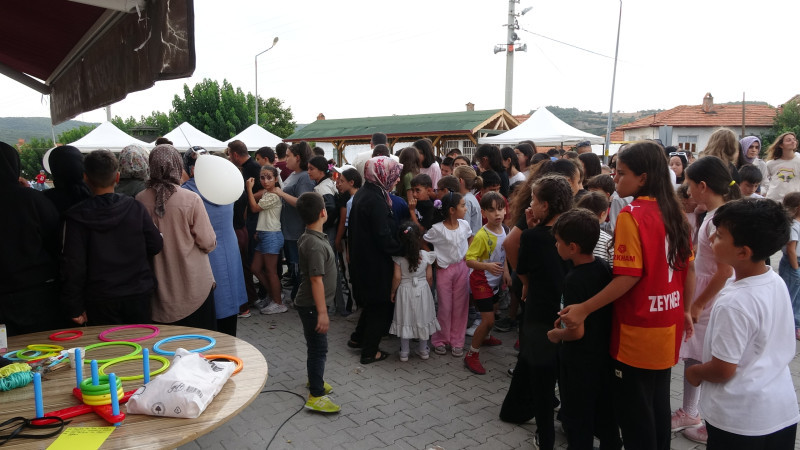 Tavşanlı Demirbilekli çocuklara Almanya'dan sürpriz hediye