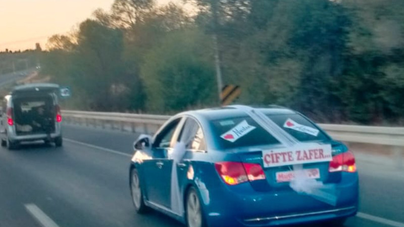 Gelin arabasında çifte zafer yazısı 