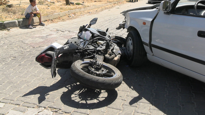 Motosiklet ile otomobil çarpıştı 