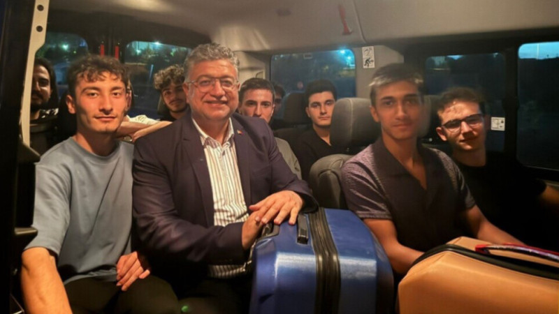 Rektör öğrencileri otogarda karşıladı 