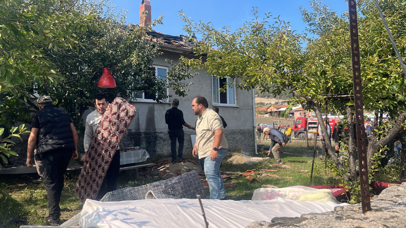 Odunlukta çıkan yangın eve sıçradı 