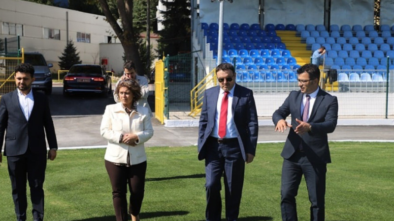Vali Işın yapımı devam eden spor tesislerinde