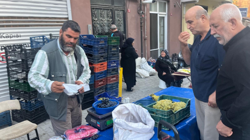 Alaşehir'in altın değerindeki üzümleri Tavşanlı semt pazarında