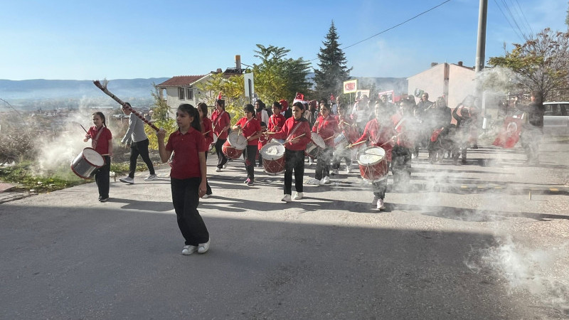 Kaymakamın da katıldığı yürüyüşte özel öğrenciler Cumhuriyet'e sahip çıktı