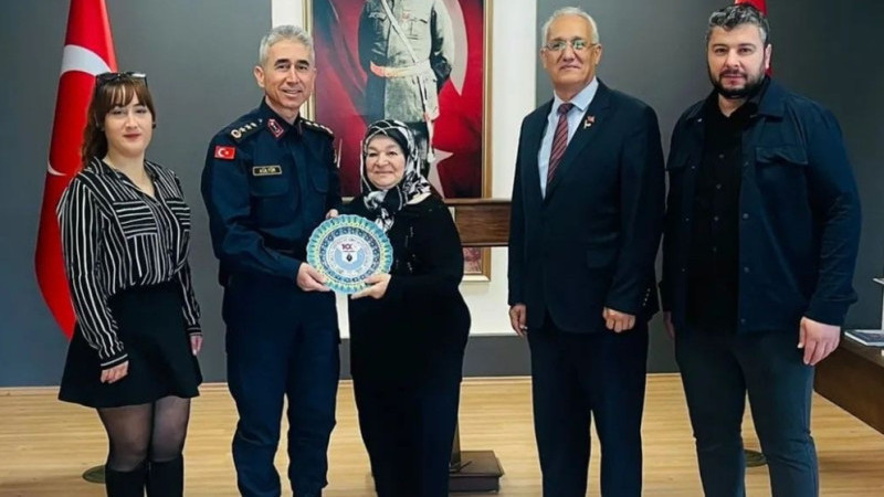 Alay komutanına anlamlı ziyareti