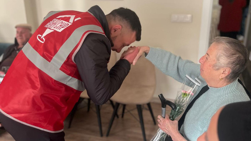 CHP Gençlik kollarından Huzurevine ziyaret 