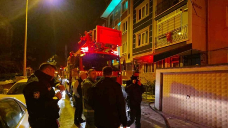 Kütahya’da 5 katlı binanın teras katında çıkan yangın paniğe neden oldu