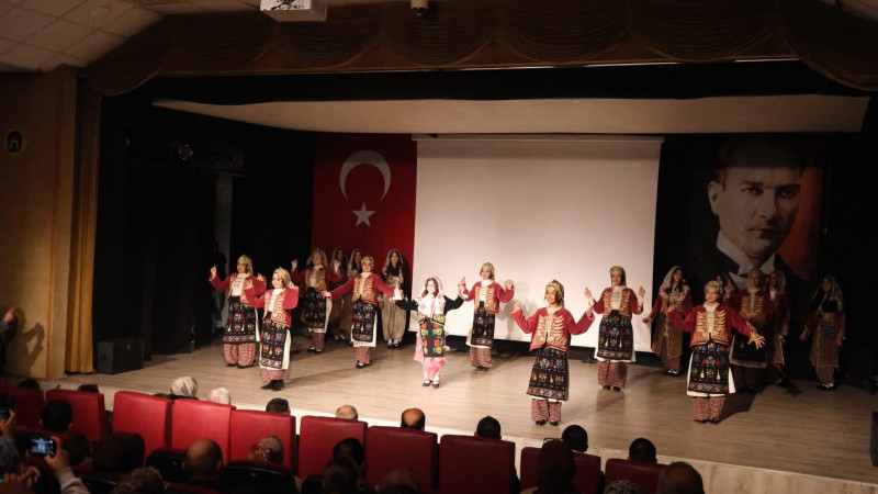 Halk Dansları Büyük Alkış Aldı