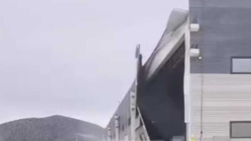 Kütahya’da şiddetli rüzgâr fabrikanın duvarını işte böyle yıktı