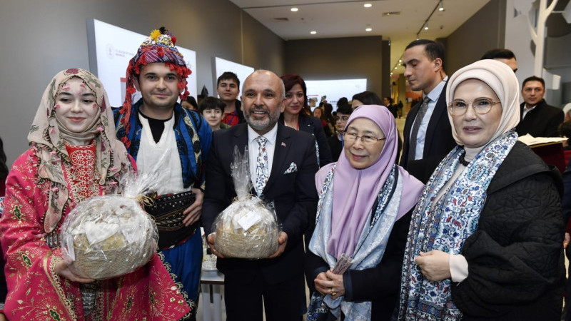 Liderler eşliğinde Kütahya standına ilgi