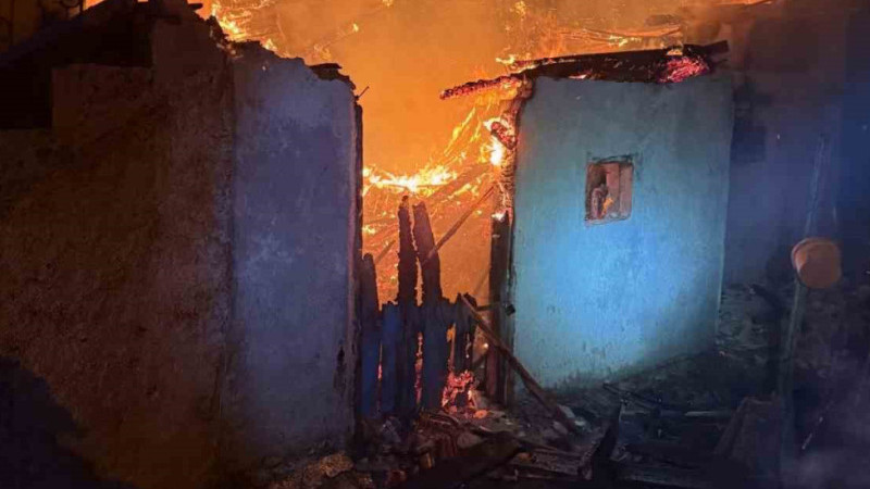 Gece yarısı çıkan yangında ev kül oldu