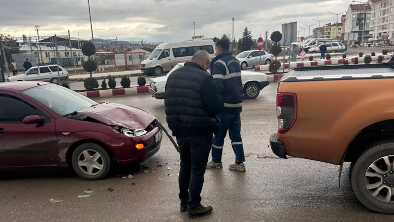 Kütahya’da Işıklı Kavşakta Kaza: 2 Araç Çarpıştı