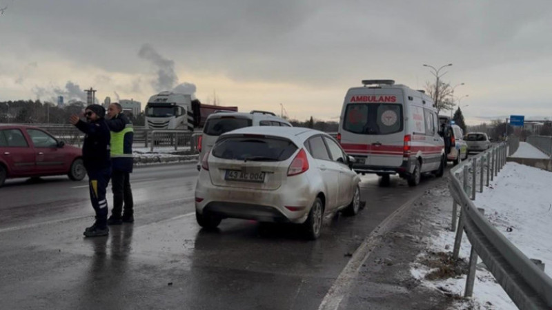 Kayganlaşan yolda trafik kazası 