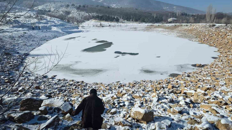 Gölet buz tuttu