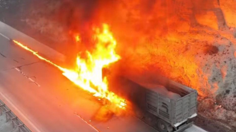 Alev alan tır korkuttu 