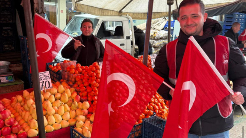 CHP pazarı bayraklarla donattı