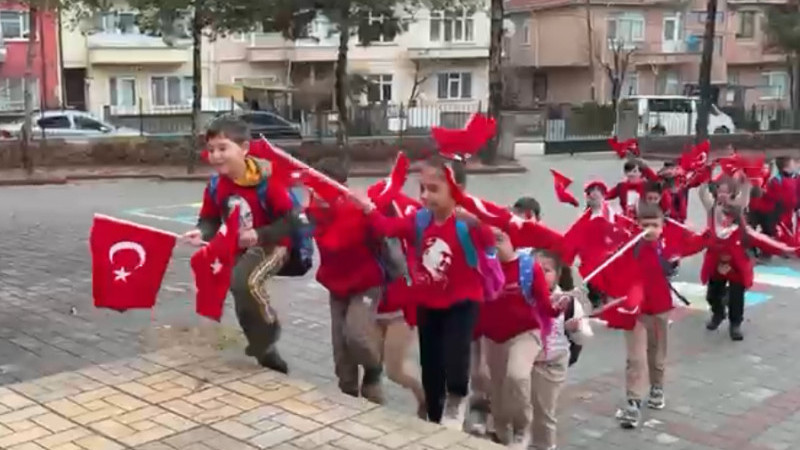 Miniklerin bayrak sevgisi 