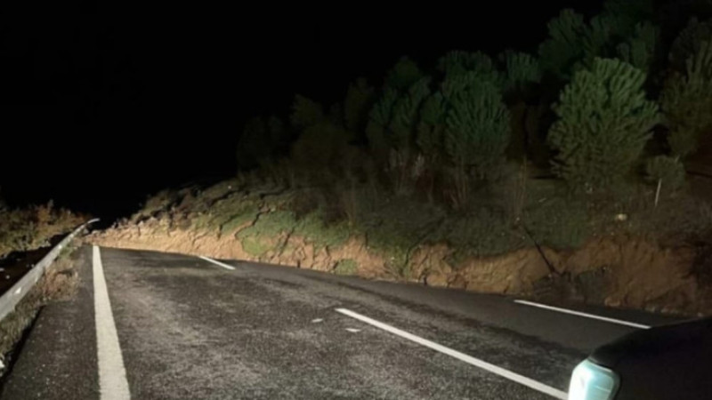 Manisa Turgutlu’da yol heyelan nedeniyle kapandı