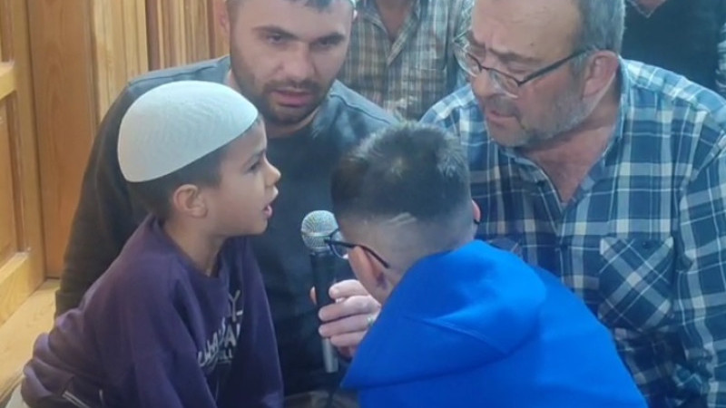 MİNİK YUSUF VE MUSA’NIN SALAVAT SESLERİ CAMİYİ İNLETTİ