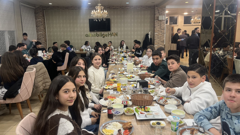 Bağlık okul öğrencileri öğretmenleri ile iftar sofrasında