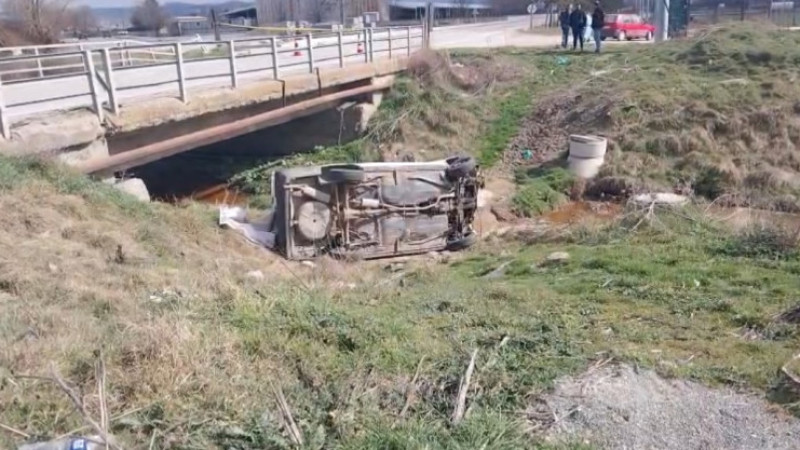 Kütahya’da iki otomobil çarpıştı: 1 araç dereye uçtu, 3 yaralı