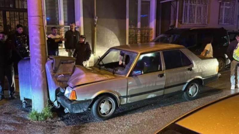 Elektrik direğine çarptı: 1’i ağır, 2 yaralı