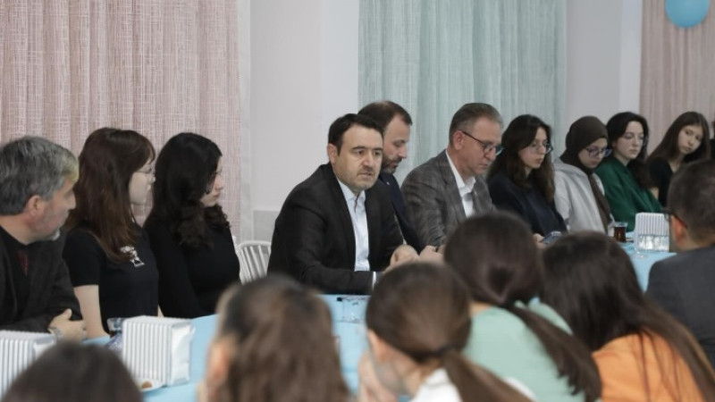Vali Musa Işın, Necip Fazıl Kısakürek Anadolu Lisesi’nde öğrencilerle iftar yaptı