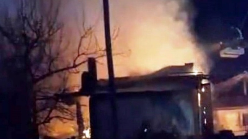 Hisarcık’ta çıkan yangında ev ve samanlık tamamen yandı