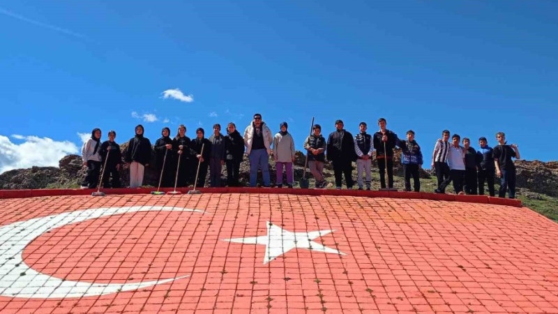 Seyitömer Ortaokulu öğrencilerinden anlamlı 23 Nisan davranışı